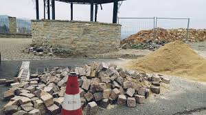 Terzo: sistemazione del porfido in piazza Don Savio