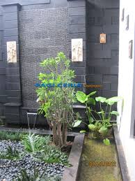 Taman depan pagar rumah minimalis modern ini diselaraskan dengan pintu pagar kayu dan juga pagar beton ekspos. Taman Minimalis Depan Pagar Rumah Content