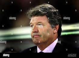 Il direttore del Galles John Toshack guarda i suoi giocatori durante una  sessione di allenamento al Jenner Park, Barry Foto stock