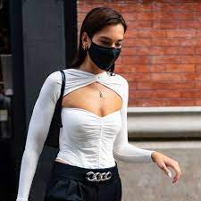 Hair chameleon dua lipa has bangs now! Dua Lipa S Dark Hair Is Back By Popular Demand Teen Vogue