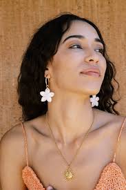 Orecchini a forma di fiore bianco, cerchietti riempiti in oro 14k,  orecchini estivi, orecchini con conchiglia bianca, regalo di plumeria,  orecchini da festival, orecchini vistosi