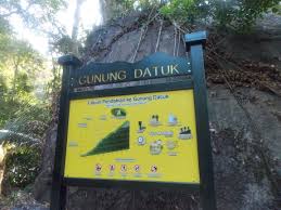 This 884m mountain will take you half a day, bringing you through dense forest and giant trees. Gunung Rembau Gunung Bagging