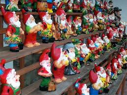 Garten (garden) +‎ zwerg (dwarf). Gartenzwerge