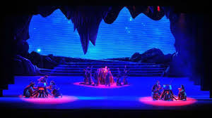 Pada babak pertama, latar panggung gelap gulita, tidak ada properti sama sekali, hanya ada 2 pemain saja. Contoh Naskah Drama Singkat Anak Sekolah Sarungpreneur