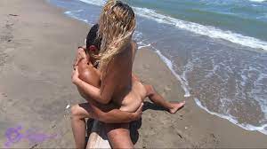 Chicas sexis semi desnudas en playas teniendo sexo