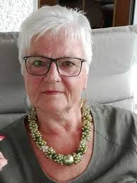 Love short hair cuts for senior women