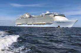 A young aussie dancer has revealed what it's like working inside the world's biggest cruise ship. T8tlbkt5gi5mlm