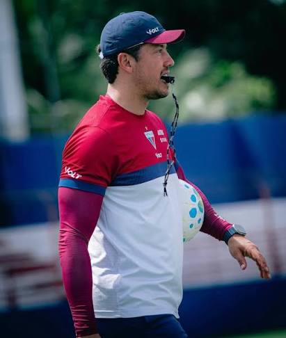 Fortaleza anuncia a demiss&atilde;o do treinador Thiago Carpini ap&oacute;s derrota para o Vila Nova. No comando do Le&atilde;o, Carpini conquistou o Campeonato Cearense, perdeu a final da Copa do Nordeste para o