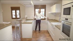 Ventajas y razones para elegir cocinas blancas fabricamos cualquier diseño y distribución en madrid¡¡contactanos!! Cocina Moderna Blanca Alargada Zona Comedor Sin Tiradores Y Dekton Valterra Youtube