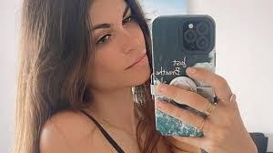 Linda Isola's Instagram, Twitter & Facebook