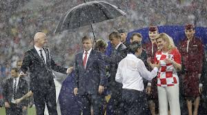 Veröffentlicht am 03.07.2018 | lesedauer: Wm 2018 Siegerehrung Skurril Erst Ging Es Nicht Los Dann Bekam Nur Putin Einen Schirm Fussball
