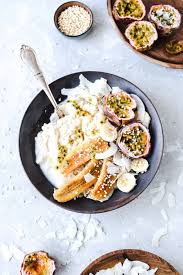 Reisflocken Porridge Mit Kokosmilch Karamellisierten Bananen Passionsfrucht Backbube Rezept Reisflocken Karamellisierte Bananen Porridge