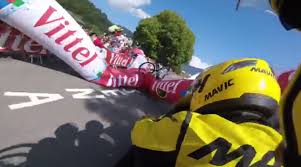 Tour de france 2021 live dashboard race info, preview, live video, results, photos and highlights. Tour De France L Arche De La Flamme Rouge S Ecrase Sur Un Coureur Incroyablement Malchanceux Atlantico Fr