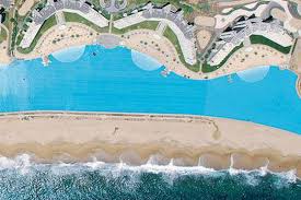Symbole des beaux jours et des vacances, une piscine peut être construite en diverses formes et tailles. La Plus Grande Piscine Du Monde A Algarrobo