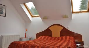 Capacitatea de cazare a pensiunii este structurata pe 6 apartamente si 4 camere double matrimoniale, doua dintre ele putand fi oferite si in regim de single. Hotel Pensiunea Alex Poiana Brasov