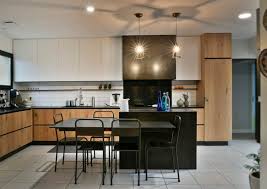 Pour une cuisine noire et bois, dosez minutieusement les éléments naturels avec les matières et formes contemporaines. Une Nouvelle Cuisine Architecture Interieure L Atelier