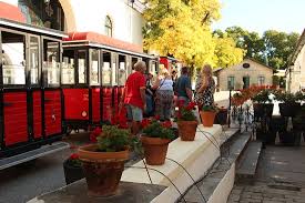 Последние твиты от gonzález byass press (@gonzalezbyass). Tourist Train Bringing Us Around The Compound Picture Of Bodega Gonzalez Byass Jerez De La Frontera Tripadvisor