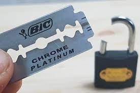 طريقة فتح القفل بدون مفتاح بالصور