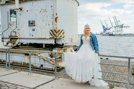 Du findest brautkleider, hochzeitsanzüge, trauringe und accessoires. Vollkommen Braut The Curvy Bridal Boutique Plus Size Brautmode