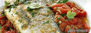 L' acqua pazza è una preparazione del pesce tipica della cucina napoletana che consiste nella cottura di pesci di medie dimensioni, quali spigole, orate o pezzogne o mormore, con olio, aglio e pomodorini tagliati a pezzi. Spigola All Acqua Pazza Piatto Di Ponza Lanciato A Capri Charme