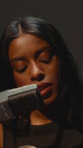 Dee Dawson's Instagram, Twitter & Facebook