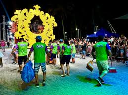 Bloco da Limpeza garante organização da avenida durante desfile das escolas de samba em Paranaguá