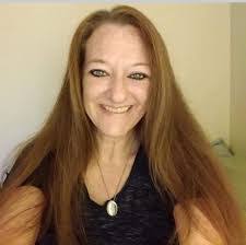 Sarah Winchell's Instagram, Twitter & Facebook