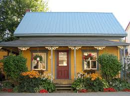 Maison Jaune Au Jardin De Fleurs Jaunes Et Rouges Beach Cottage Decor Yellow Houses Cottages And Bungalows