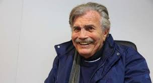 >> glória menezes permanece no hospital e é informada da morte de tarcísio meira no facebook, o único filho de glória menezes e tarcísio publicou uma imagem que, de acordo com o jornal o globo, mostra o renomado ator agradecendo aos aplausos do público no momento final da trama o camareiro, uma de suas últimas peças no teatro. B3zvivtzlasklm