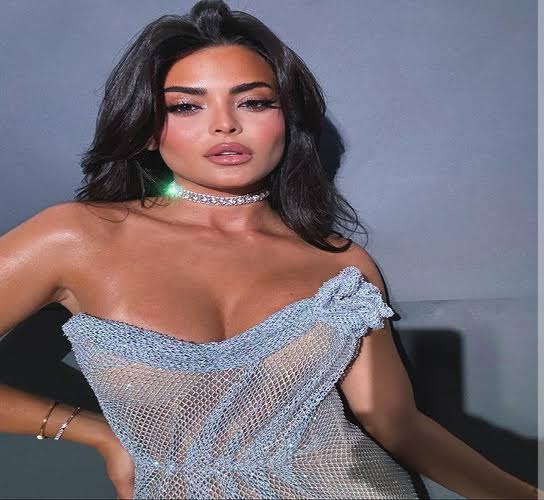 أسماء جلال حديث السوشيال ميديا.. فستان مثير وإطلالة جذابة