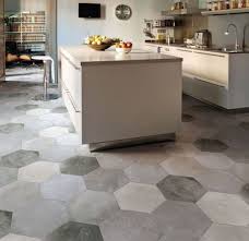 Au sol, comme au mur sous forme de crédence, le carrelage imprime son style dans toute la cuisine. Carrelage Au Sol Tout Savoir Pour Bien Le Choisir