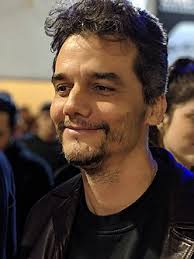 Ele não se conforma com a vida agrária, nem com a rígida moralidade do pai, e vive em conflito com os próprios impulsos sexuais. Wagner Moura Wikipedia A Enciclopedia Livre