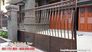 7 desain pagar rumah minimalis yang akan jadi tren di 2020 inspirasi 13 model pintu pagar kayu minimalis 60 model pagar rumah minimalis besi gambar desain pagar minimalis terbaru 2020 rumah minimalis. Jasa Pembuatan Pagar Minimalis Bandung Info Berita Dan Harga Mobil