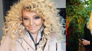 Ciężko wyobrazić sobie, że nie zawsze nosiła swoją kultową już burzę blond loków. Znak Rozpoznawalny Magdy Gessler To Burza Lokow Bedziesz Zaskoczona Jak Wygladala W Prostych Wlosach