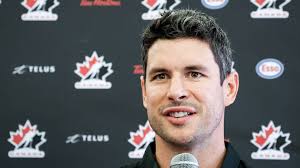 Former Habs goalie Theodore enjoying new life as a TVA hockey analyst