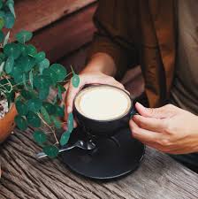 HUDA Café ฮูดา คาเฟ่ 🏕☕🛣 คาเฟ่ฮิปๆ #ศรีสวัสดิ์ #เอราวัณ 🏡 คาเฟ่ในบ้านไม้หลังเล็กๆ ที่อยู่ท่ามกลางธรรมชาติ ด้านหลังร้านมองเห็นวิวภูเขาและต้นไม้สีเขียวเต็มไปหมด ด้านหน้าติดกับถนนสาย 3199 เส้นทางที่จะไปน้ำตกเอราวัณ และเขื่อนศรีนครินทร์ (จากชานหน้าร้าน ...