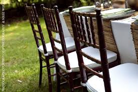 Love The Mahogany Chiavari Chairs With The Reed Placemat Runners Chiavari Chairs Chiavari Green Cushions