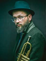 Istnienia poszczególne. Tomasz Dąbrowski gra na trąbce Stańki