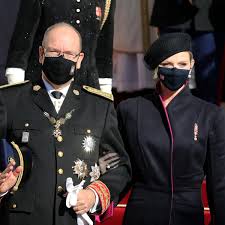 Les premiers pas des jumeaux en images. Charlene De Monaco Crane Rase Le Prince Albert En Crocs Un Noel Dejante Sur Le Rocher Photos Femme Actuelle Le Mag