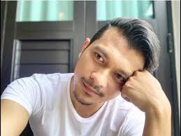 Suatu hari, dalam sibuk menyiapkan persiapan perkahwinan antara syafira dan iman, syafira telah tersalah hantar pesanan suara kepada rakan lelakinya, izman yang sepatutnya. Jigyasa Singh Pemeran Thapki Bihaan Pandey Dalam Serial Thapki Di Antv By Vza Production