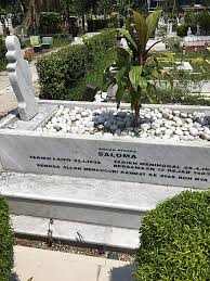 At that time, aman ramlie was a well known director and comedian while she was only beginning to be recognised with the film 'norma'. Saloma Wikiwand