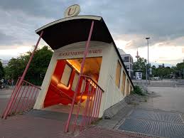 A Partially Submerged Train Car Provides A Dramatic Entrance To Frankfurt S Bockenheimer Warte Subway Station Colossal Entrance Subway Architecture