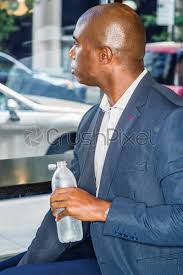 La nascita del cosiddetto stile afro negli stati uniti, abbiamo detto, è opera femminile: Giovane Affascinante Uomo D Affari Africano Con Capelli Corti Foto D Archivio Crushpixel