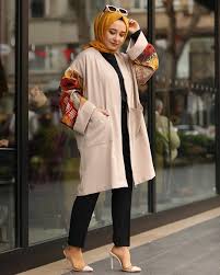 L Image Contient Peut Etre 1 Personne Debout Islami Moda Mutevazi Moda Moda