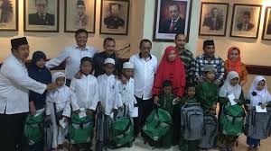 Alhamdulillah dengan rasa syukur kami kepada allah swt majelis gahwa151 ngadakan acara santunan anak yatim, di berikan oleh :1.habib ali zaenal abidin alatas. Santunan Anak Yatim Piatu Foto Tag Tribunnews Com