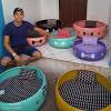 Ada mainan bola kecil dan tali untuk kucing bermain. 1