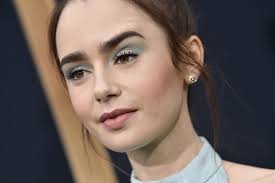 Todas las claves para lograr unas cejas perfectas al estilo Lily Collins en  'Emily in Paris'