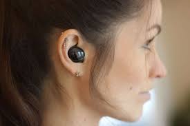 Hold the earbuds so that you see the imprinted direction marks, insert the earbuds into your ears, and then adjust the earbuds by rotating them until they sit comfortably in your ears. Samsung Galaxy Buds Pro Kopfhorer Im Test