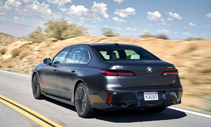 2023 BMW i7 xDrive60: The Ultimate Electric Driving Machine