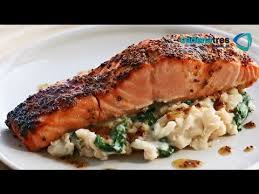 Una receta de salmón con salteado de verduras que te encantará. Receta Para Preparar Salmon Crujiente Receta De Salmon Seefood Recipe Receta Con Salmon Youtube